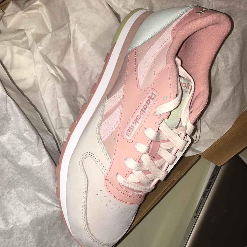 🛑Donated: Reebok classic- New